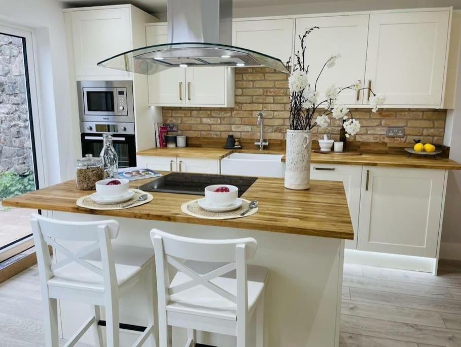 Charming Cottage Close To M4 Bridgend Bridgend  Eksteriør billede