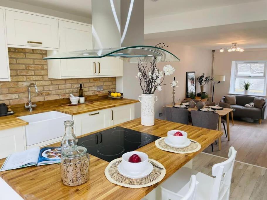 Charming Cottage Close To M4 Bridgend Bridgend  Eksteriør billede